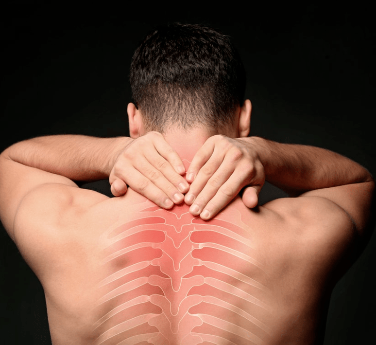 Egy férfi aggódik a mellkasi gerinc osteochondrosisától