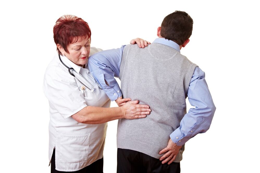 az orvos megvizsgálja a hátát fájdalom miatt