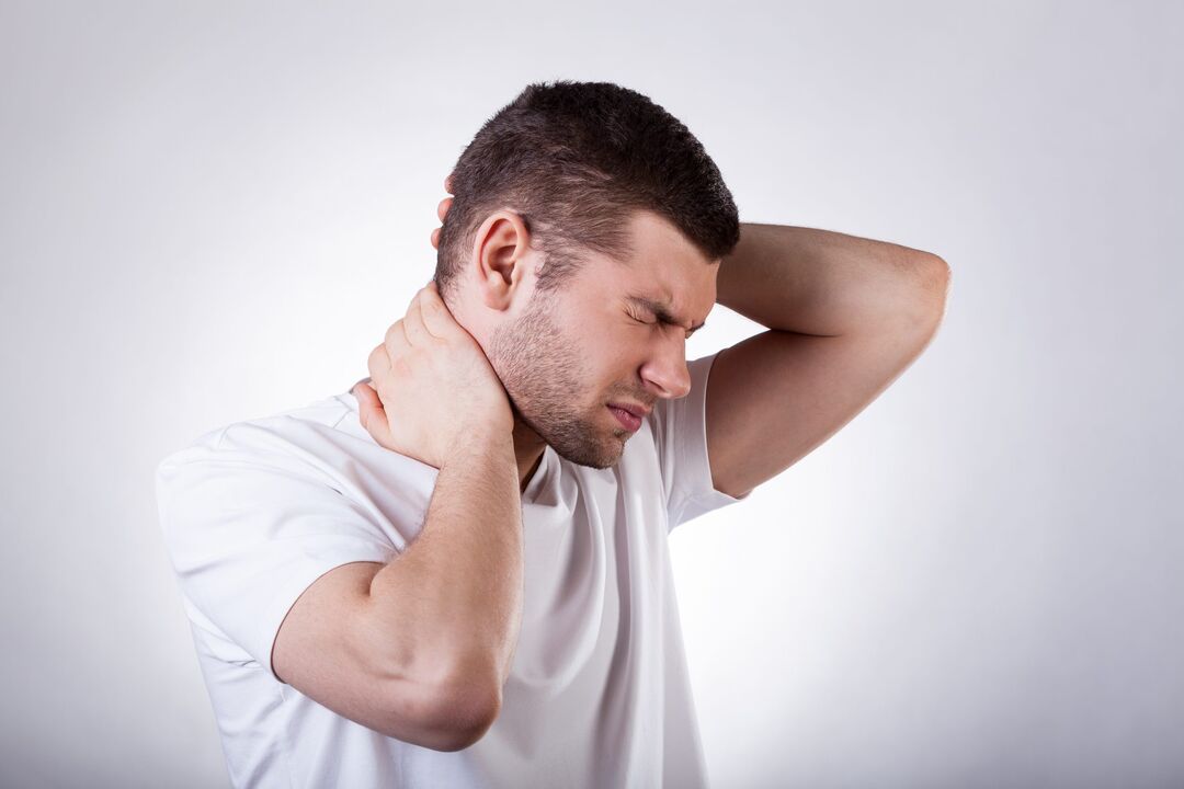 Egy férfi aggódik a nyaki osteochondrosis miatt, amely komplex kezelést igényel